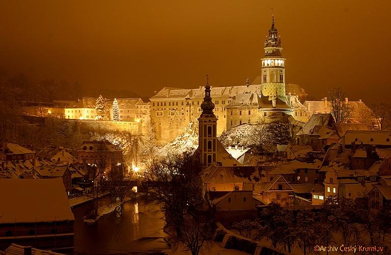 Český Krumlov at night